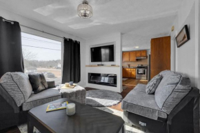 Parks Street Retreat Sleeps 9 - 2 full bathrooms